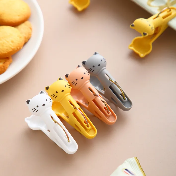 MM2207 - Set por 12 Clips/Ganchos Multifuncionales Gatitos de Colores 7,3*4*