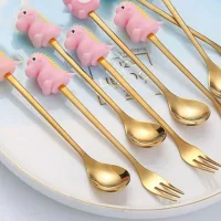 STP10196-A-ROS - Cucharita + Tenedor de Postre Acero Dorado Dino Rosa - 2pz