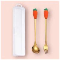 STP10196-H-ZAN - Cucharita + Tenedor de Postre Acero Dorado Zanahoria - 2pza