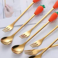 STP10196-H-ZAN - Cucharita + Tenedor de Postre Acero Dorado Zanahoria - 2pza